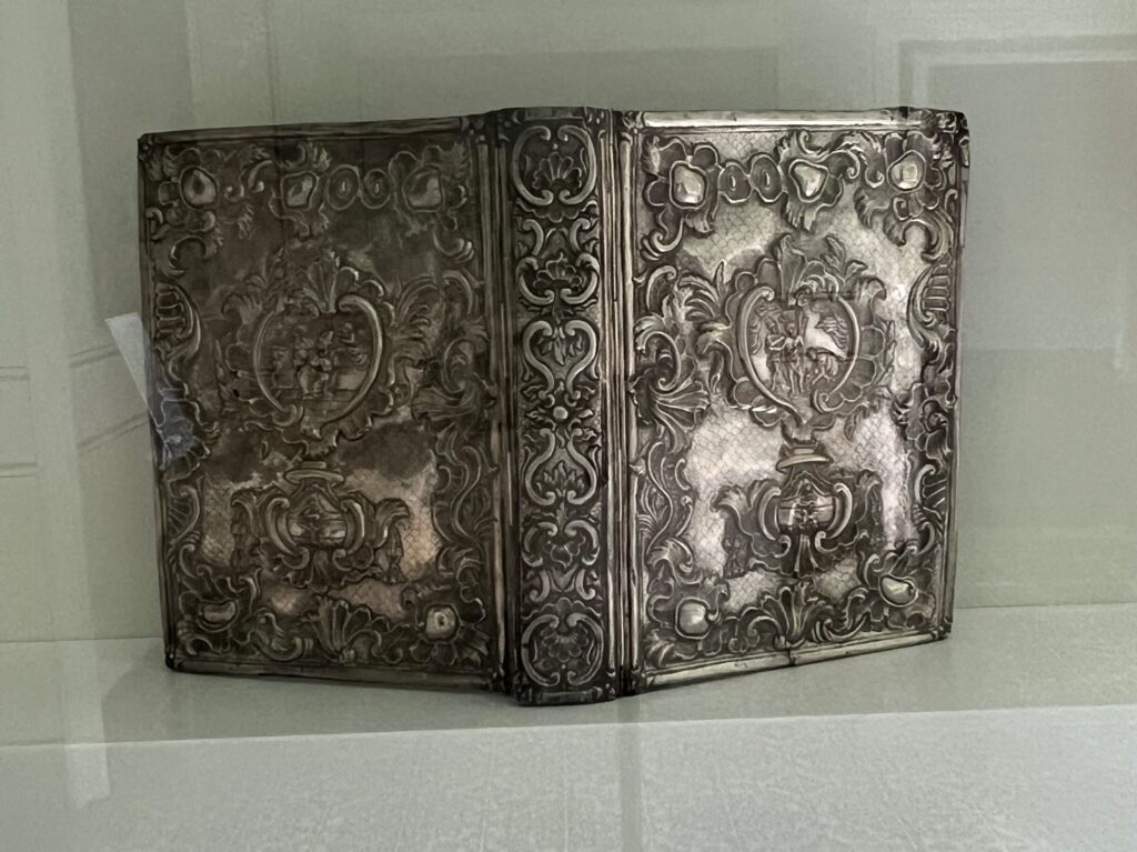 Manufatto del sec XVIII opera dell’argentiere palermitano Agostino Natoli, attivo tra il 1760 e il 1791, cm. 50x23
COPRIMESSALE IN ARGENTO CON STEMMA DI MONS. DE FRANCISCO
